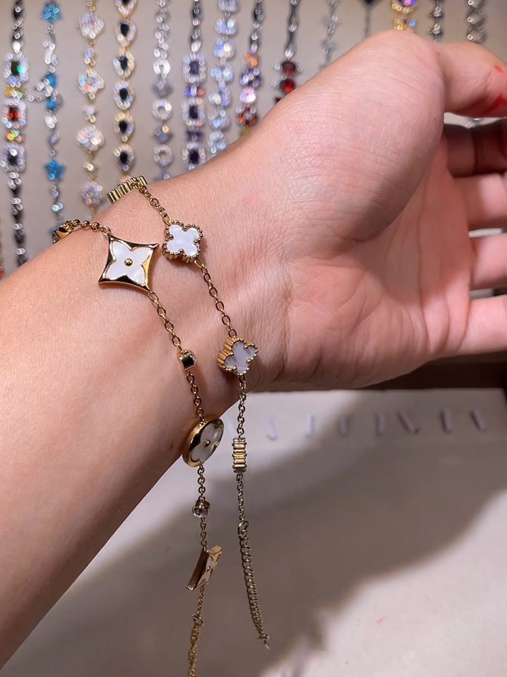 Gold and White Floral Motif Women's Bracelet - Elegant Chain Design